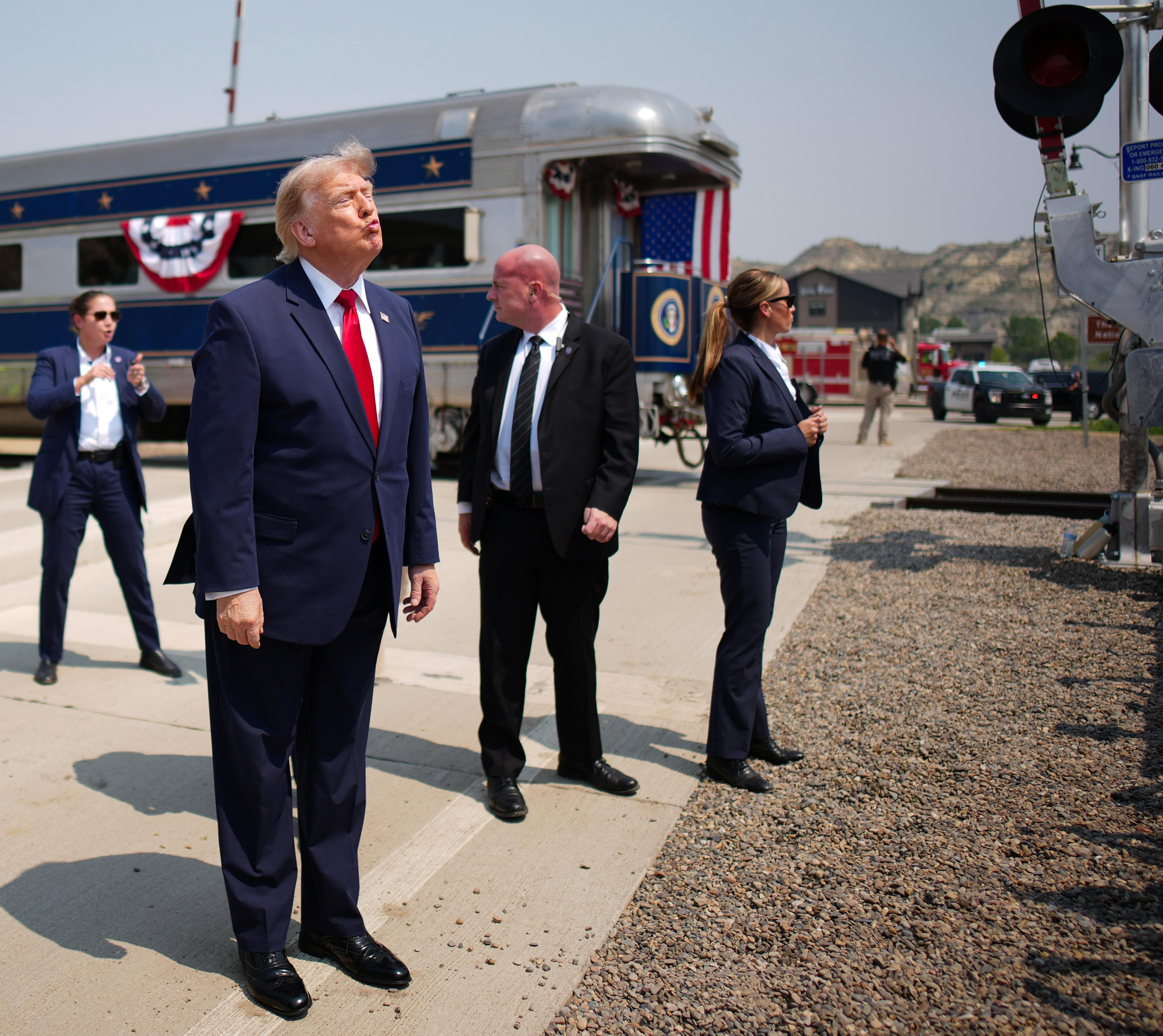 El presidente de EEUU, Donald Trump, saluda tras llegar en un tren America250, de la compañía BSNF Railway, antes de la ceremonia de inauguración de la Biblioteca Presidencial Theodore Roosevelt, el 1 de julio de 2026 en Medora, Dakota del Norte.