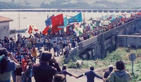 Concentración organizada por ADIC contra el proyecto de central nuclear en San Vicente de la Barquera en marzo de 1977. 