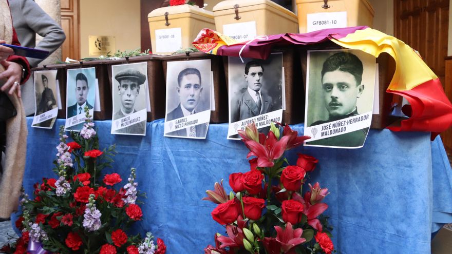 Trece represaliados por la dictadura de las fosas 1 y 2 del cementerio de Manzanares reciben un entierro "con dignidad"