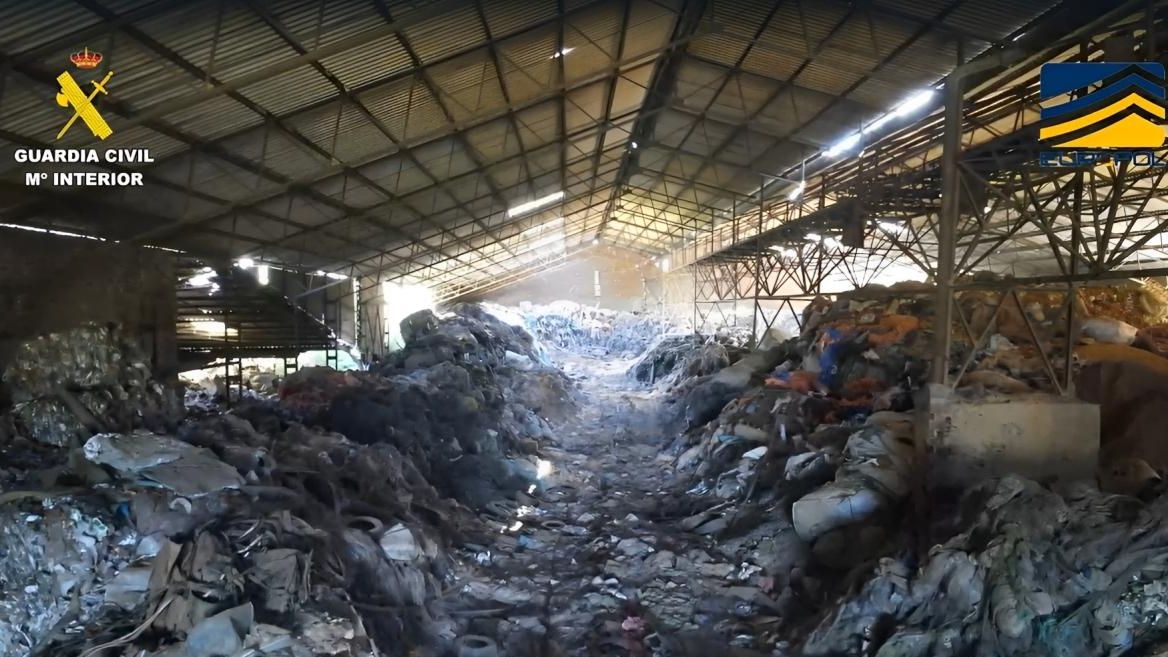 Parte del mar de plásticos usados almacenados ilegalmente y destapados en la Operación Finoplast.