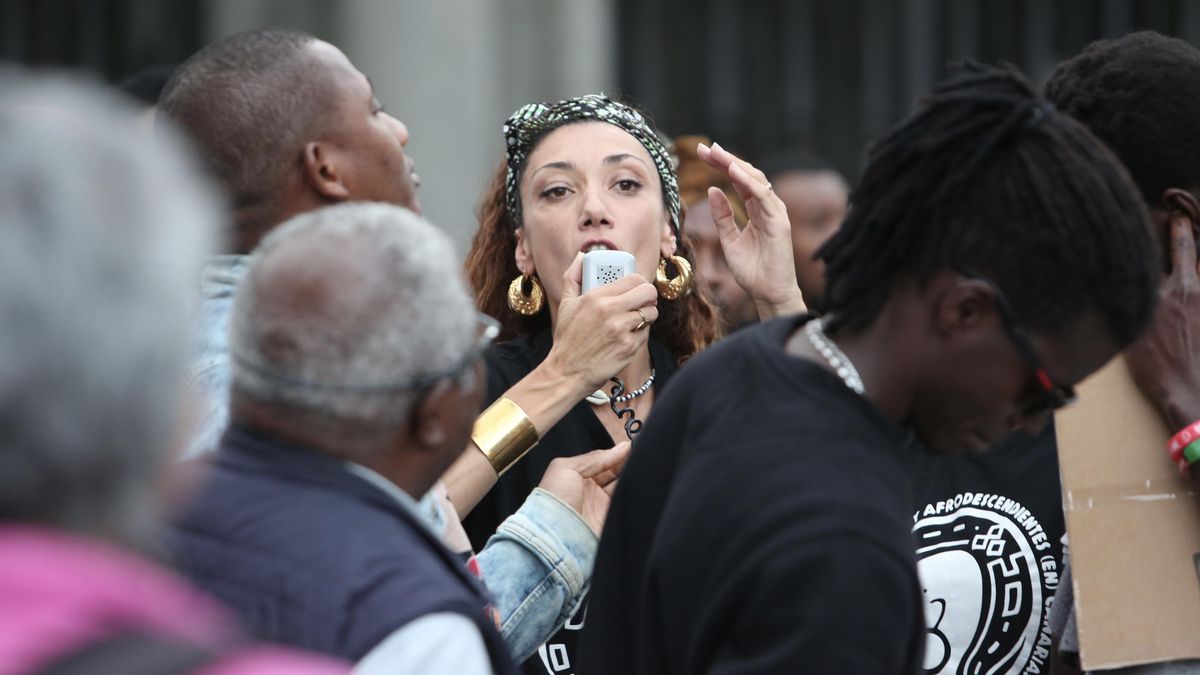 Manifestante durante la concentración frente a la delegación del Gobierno en Las Palmas de Gran Canaria.