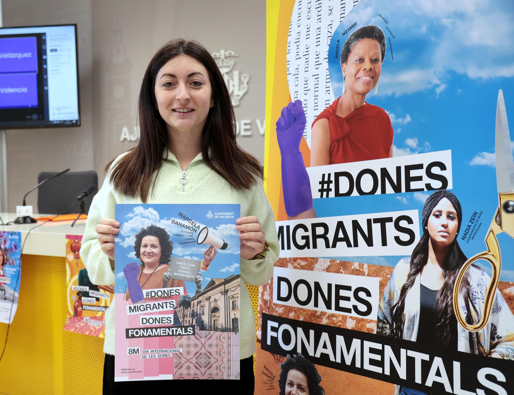 La concejala de Igualdad, Lucía Beamud, con la imagen de la campaña del 8M.