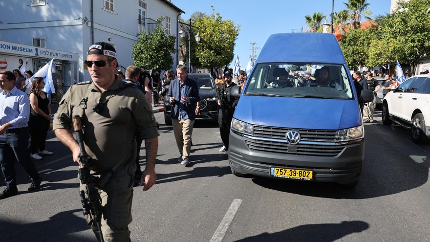 Comitiva con los restos del rehén Guy Illouz
