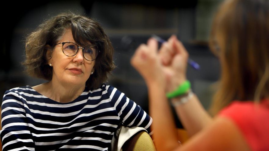 Imma Monsó va estar a la Fira del Llibre de València presentant La mestra i la Bèstia, envoltada per molts lectors.