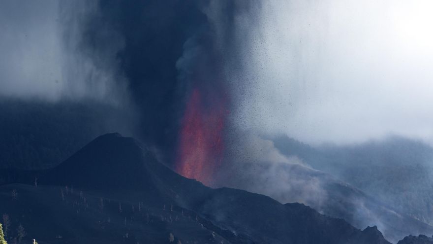 El cono principal del volcán de La Palma se ha roto este sábado, provocando una liberación de lava que discurre por encima de la colada principal, ya detenida en el pueblo de Todoque (El Paso)