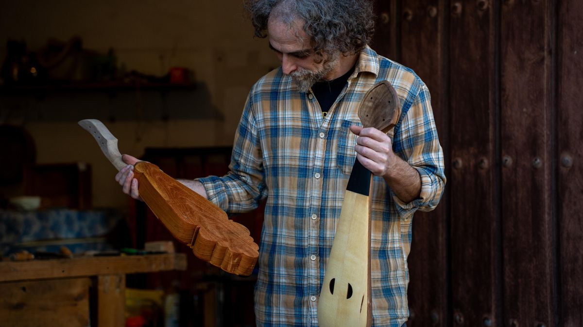 Christos Kanellos muestra dos de las violas en las que ha trabajado