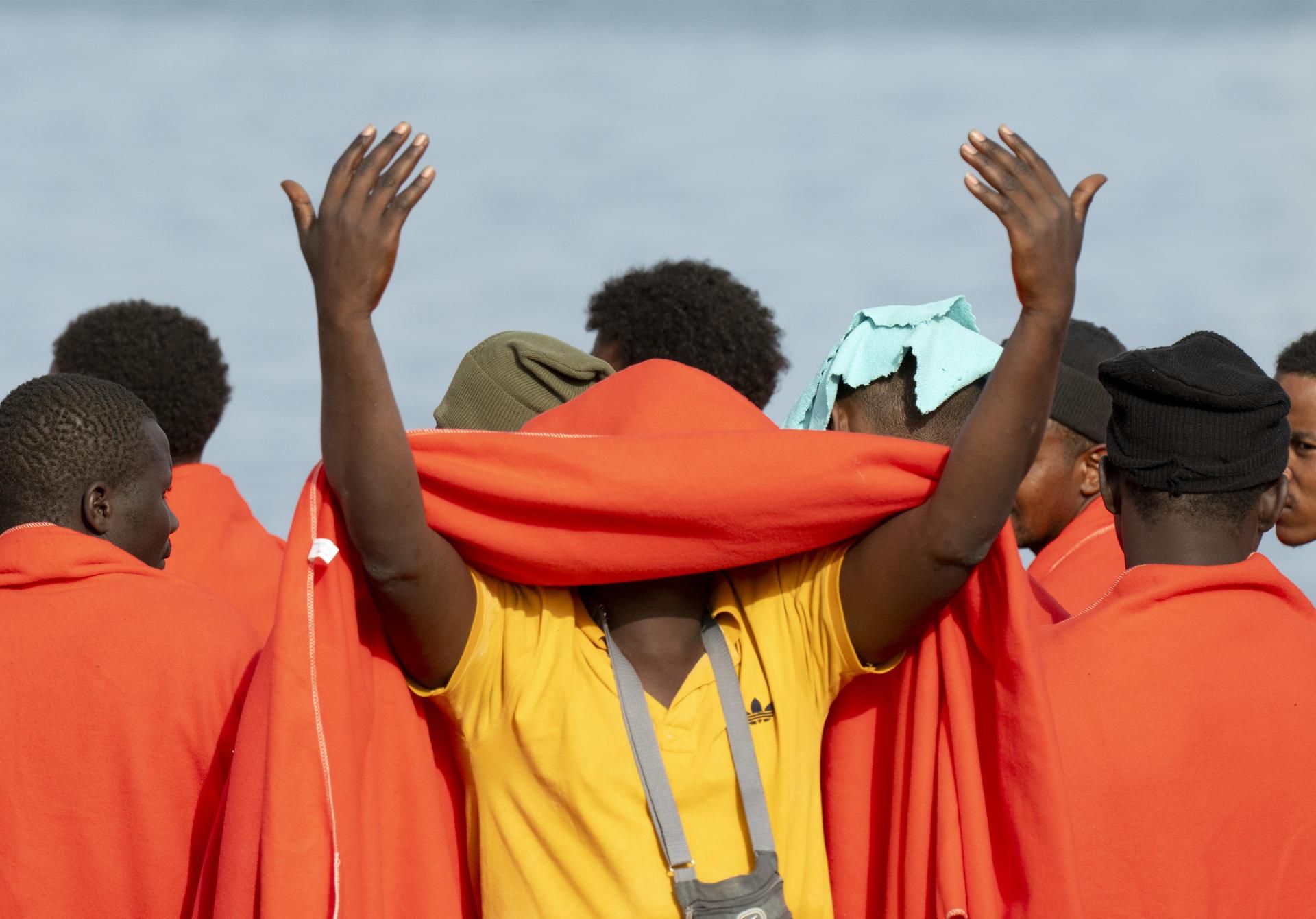 57 migrantes subsaharianos -53 hombres y 4 mujeres- desembarcan en Arrecife (Lanzarote) tras ser rescatados por Salvamento Marítimo.