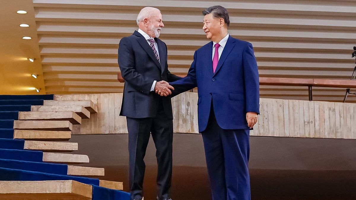 El presidente brasileño Lula da Silva le da la bienvenida al líder chino Xi Jinping al Palacio Itamaraty en Brasilia, en 2024. Brasil es el motor regional de los cada vez más estrechos lazos económicos entre América Latina y China.