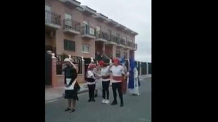 Un momento de la procesión realizada por nueve vecinos de Mérida