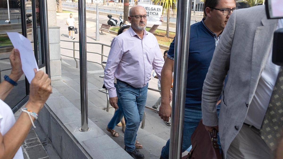 El exdiputado del PSOE Juan Bernardo Fuentes Curbelo, alias 'Tito Berni', a su llegada a declarar al Juzgado de Instrucción Número 4 de Santa Cruz de Tenerife.