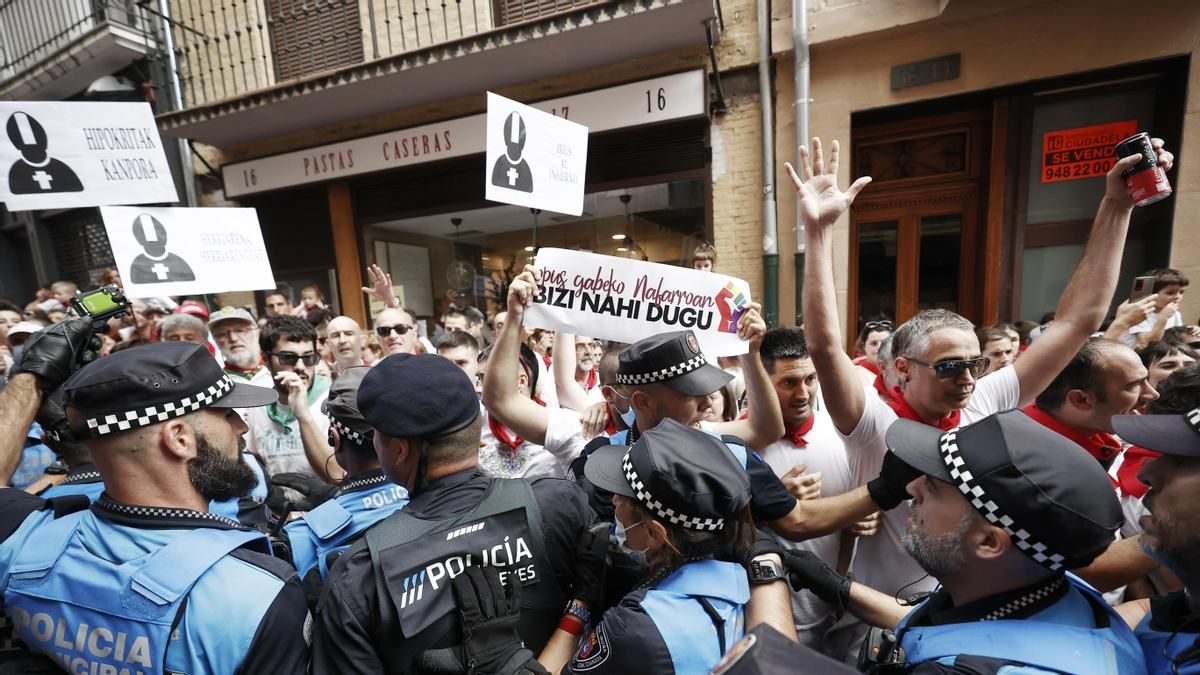 Agentes municipales en la calle Curia durante los momentos de mucha tensión que se han producido cuando un grupo de personas ha increpado a la corporación donde se encontraba el alcalde Enrique Maya y han mantenido forcejeos con la Policía Municipal en el regreso a la catedral al termino de la procesión de San Fermin.