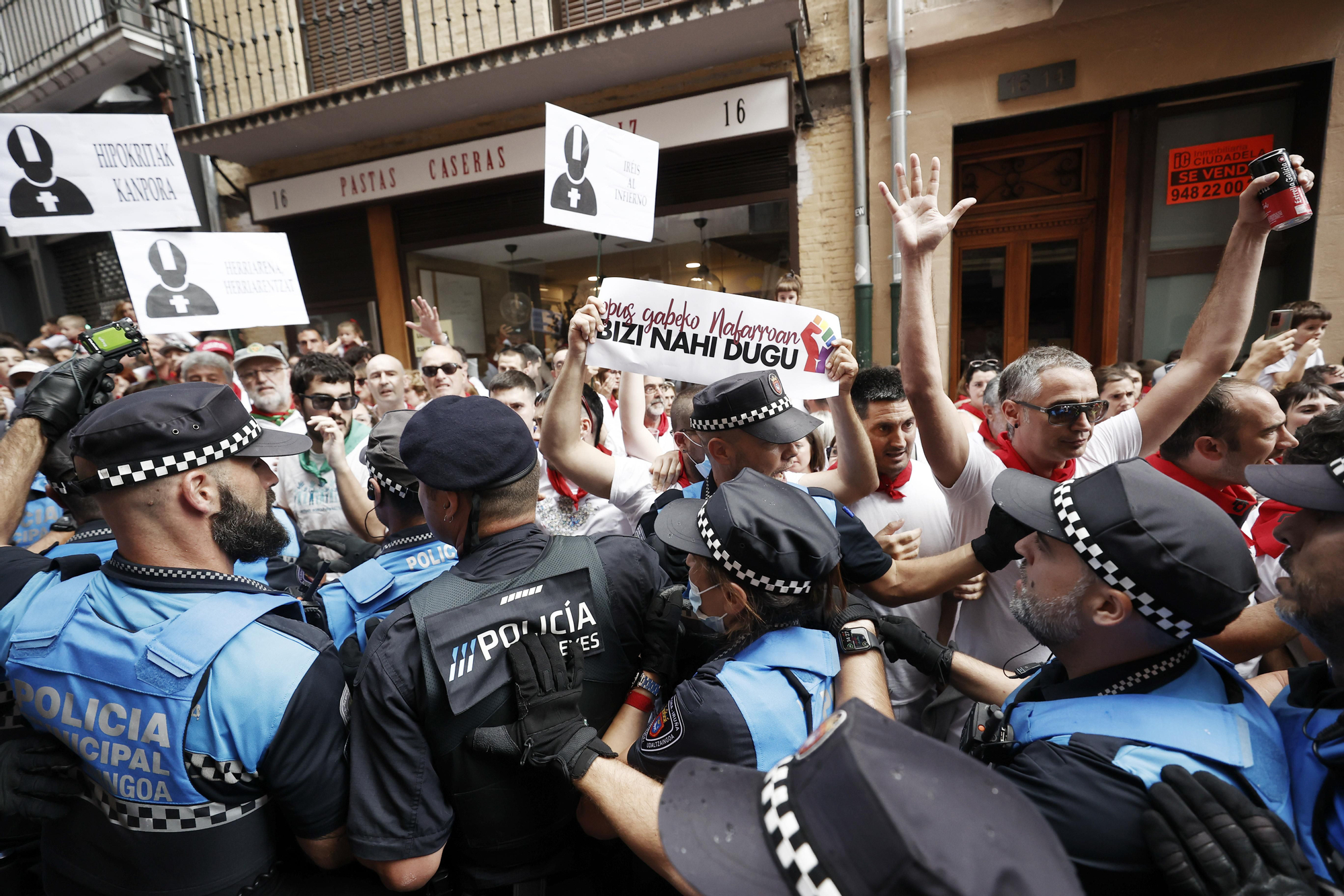 Agentes municipales en la calle Curia durante los altercados. EFE/ Jesús Diges