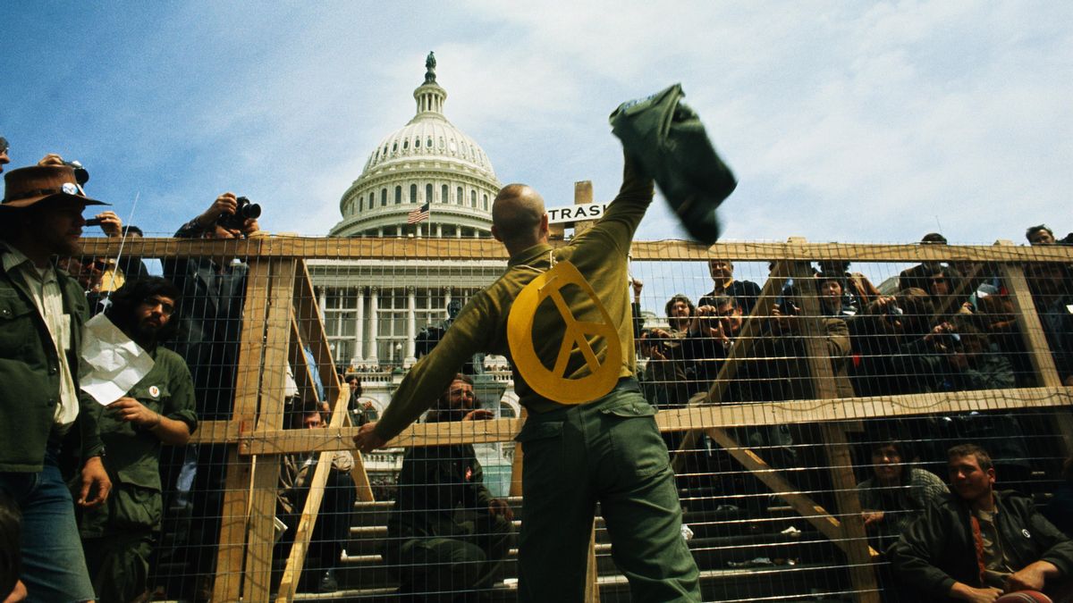 Un soldado lanza su chaqueta sobre una valla que protege el Capitolio en una protesta contra la guerra de Vietnam en 1971.