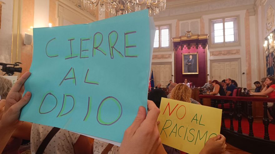 Alcalá de Henares aprueba pedir el cierre del centro de migrantes pese a las protestas de vecinos: "Cierre al odio"