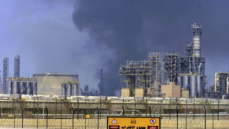 Una columna de humo emerge de una refinería de petróleo en Al Suaiba, a unos 50 kilómetros al sur de la ciudad de Kuwait, en una imagen de archivo de 2015