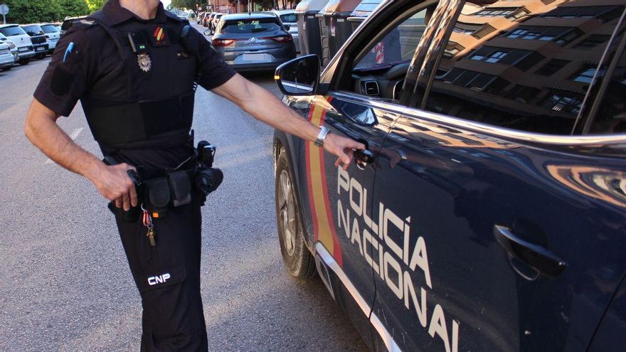 Varios opositores ganan el pulso a la Policía Nacional sobre cómo se escribe "LGTBI"