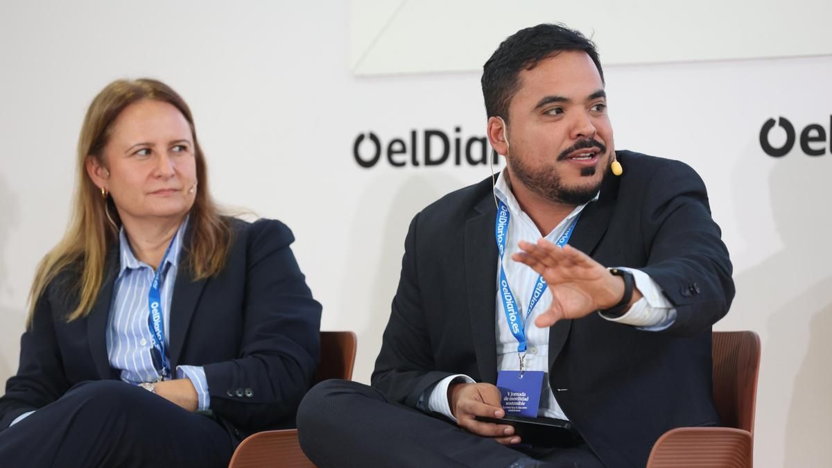 Marina Vela, responsable de Cuentas Corporativas de Iberia, y Dilmer Alvarado, director de Comunicación y Marketing de BusForFun