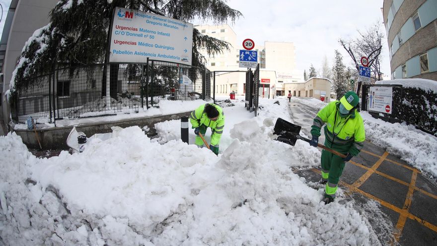 Trabajadores del Ayuntamiento de Madrid espejan de nieve las calles de los alrededores del Hospital Gregorio Marañón de Madrid tras el paso de la borrasca Filomena y en prevención de las heladas por las bajas temperaturas que se esperan. EFE/David Fernández
