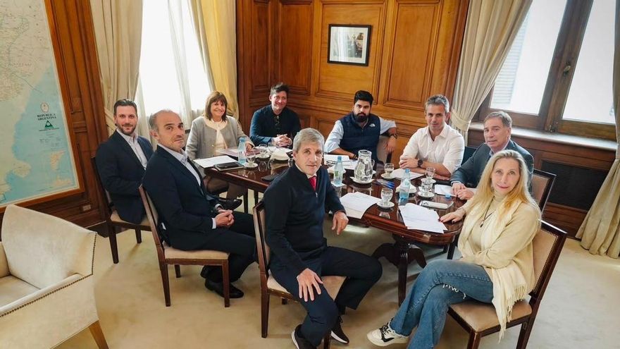 Caputo estimó una inflación de 18% para 2027 y un crecimiento del PBI de 4% y el Gobierno empezó a palpitar la campaña