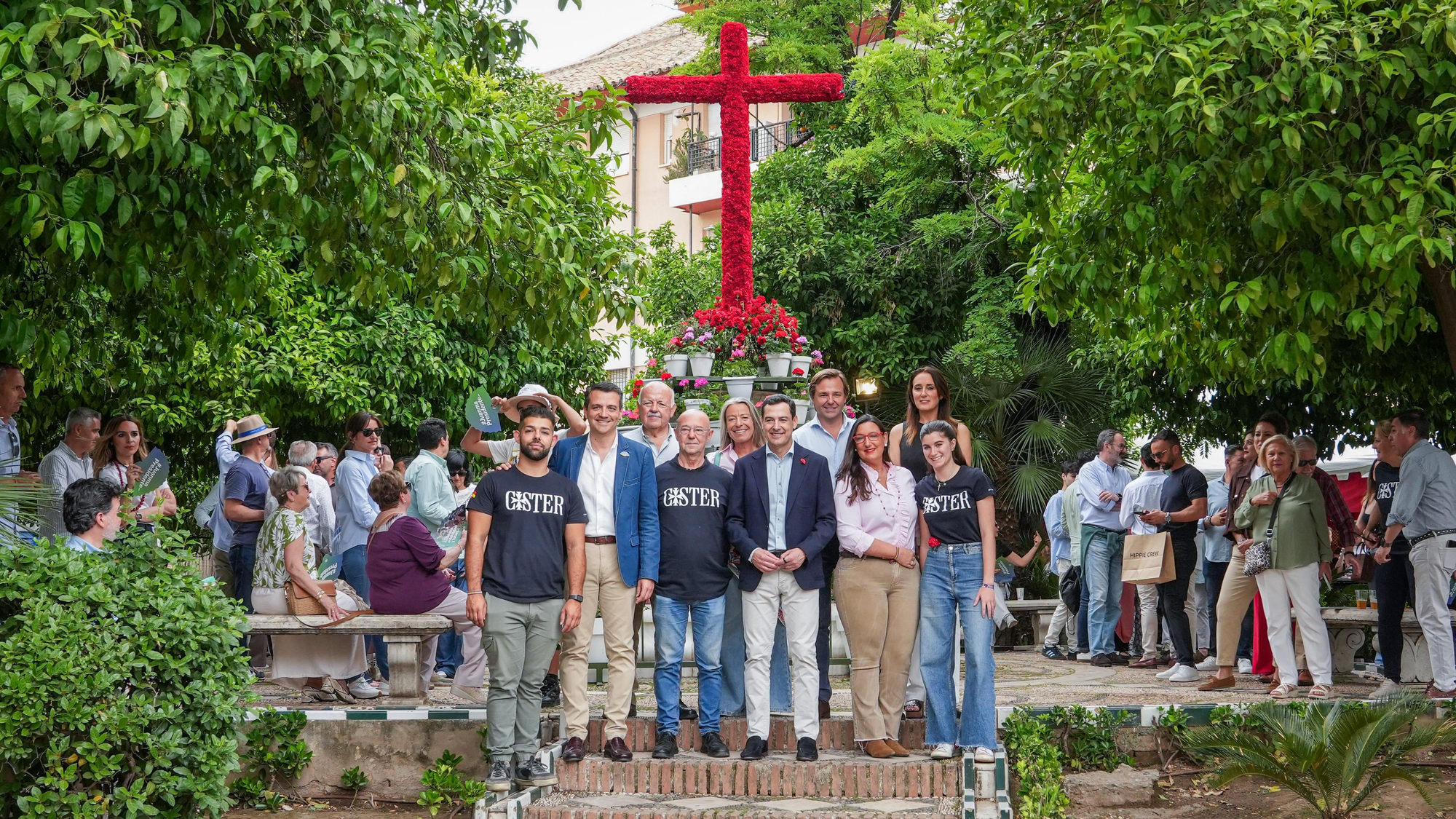 Juanma Moreno visita las Cruces de Mayo