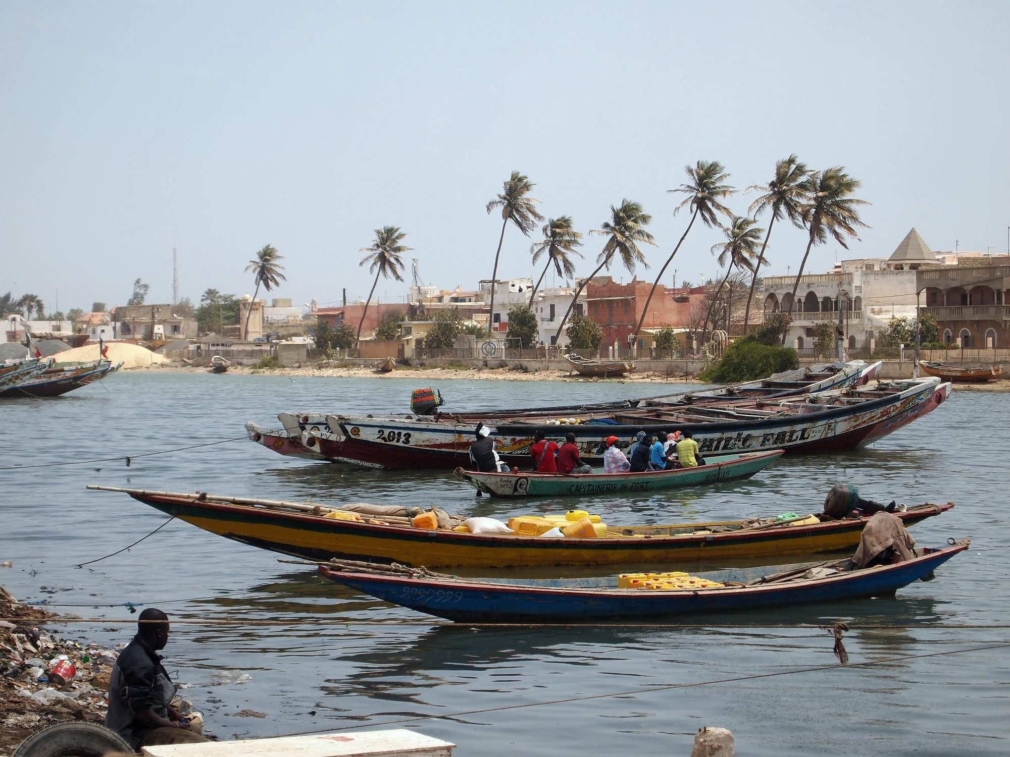 Cayucos en el canal que separa Sindone y Guet Ndar.