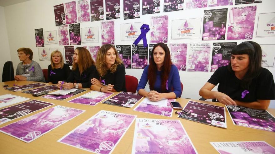 César Sánchez / ICAL La Plataforma contra las violencias machistas del Bierzo y Laciana durante la presentación de convocatoria para la movilización en Ponferrada con motivo de la 'Emergencia Feminista'.