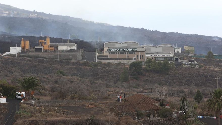 La colada de lava llega al polígono industrial de El Paso. A su paso, ha sepultado una fábrica de cemento y el punto limpio del municipio