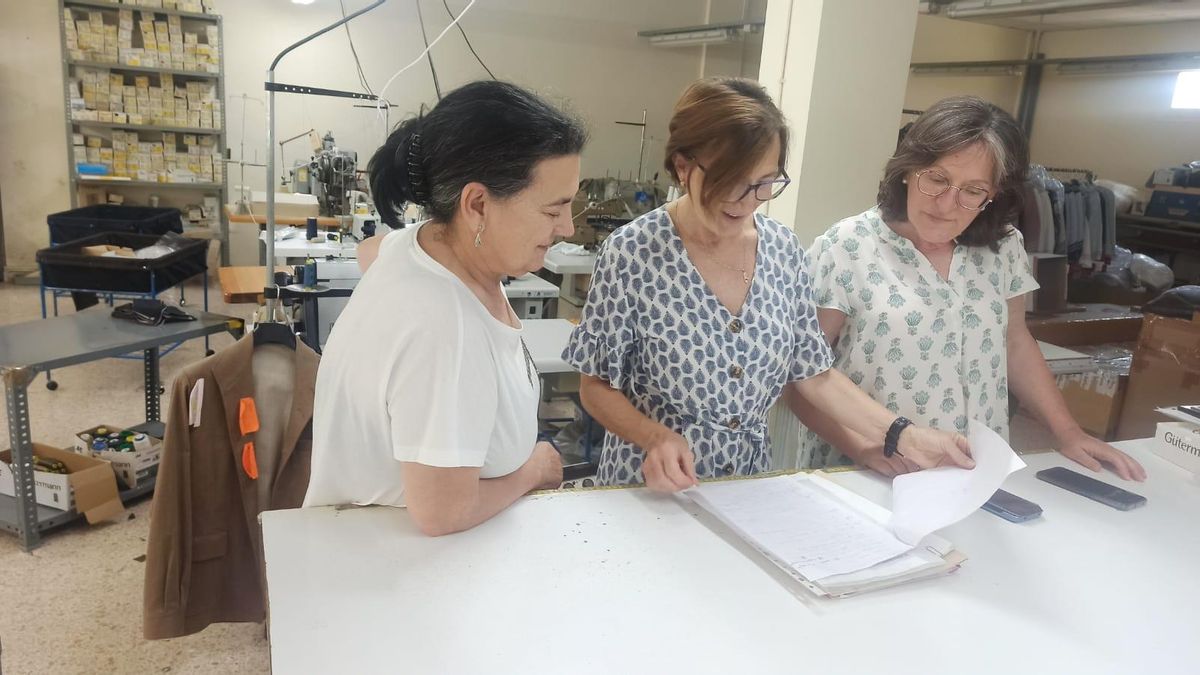 Ocho socias conforman la cooperativa textil de Luna.