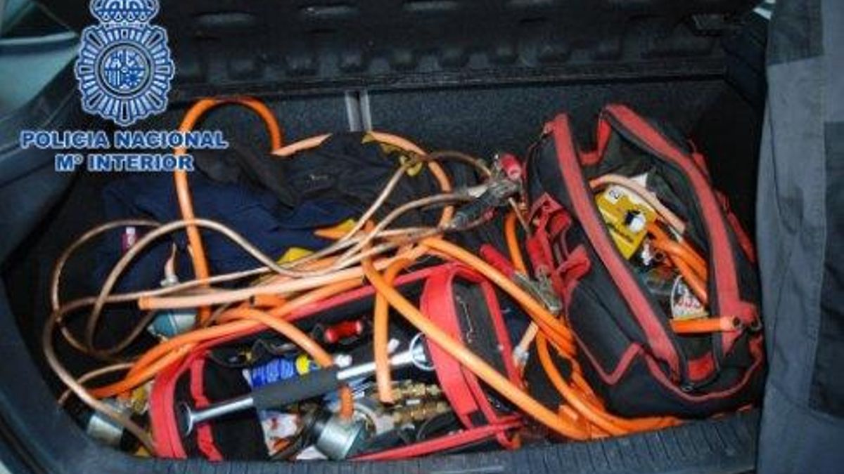 Imagen policial de un operativo contra falsos revisores en domicilio, archivo.