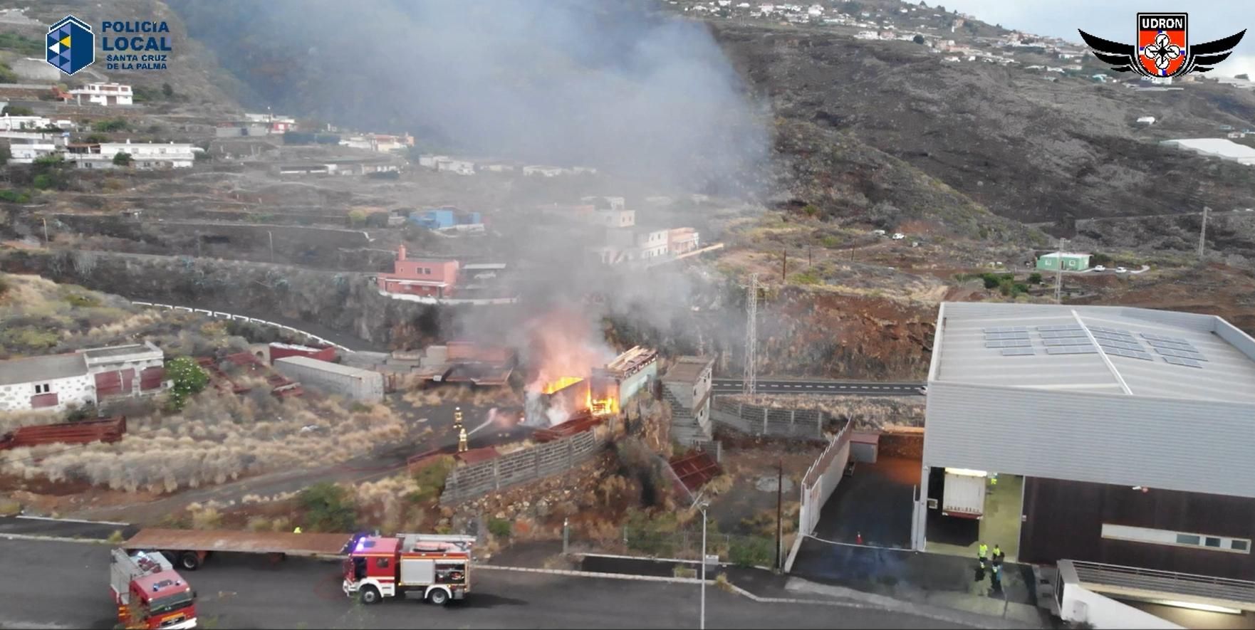 Imagen aérea del incendio de contenedores en Mirca. Foto POLICÍA LOCAL/UNIDAD DE DRONES