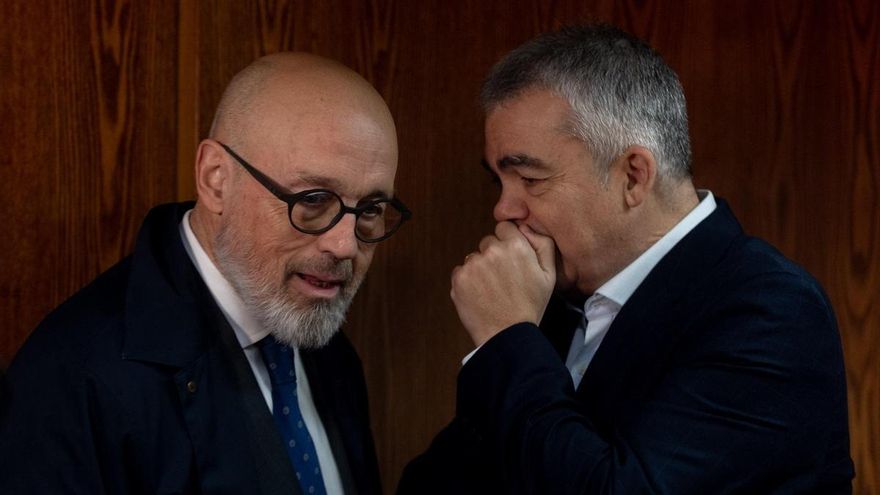 El ex secretario de Organización del PSOE Santos Cerdán (d) conversa con el abogado Jacobo Teijelo (i) a su llegada a la Comisión de Investigación del ‘caso Koldo’, en el Senado, a 17 de diciembre de 2025, en Madrid (España).
