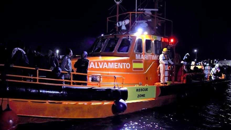 Efectivos de Salvamento Marítimo y del Servicio Marítimo de la Guardia Civil han interceptado esta noche en las cercanías de la costa granadina dos embarcaciones ocupadas por un total de 34 personas de origen magrebí.