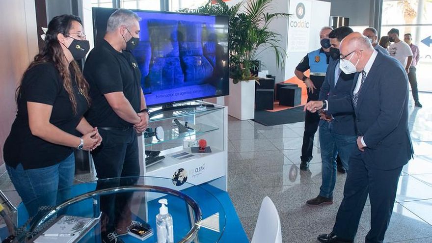 Antonio Morales en su visita a los expositores de Atlantur.