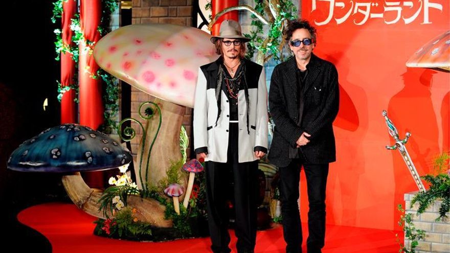 Tim Burton expande su mirada a Alicia en "Alicia a través del espejo"