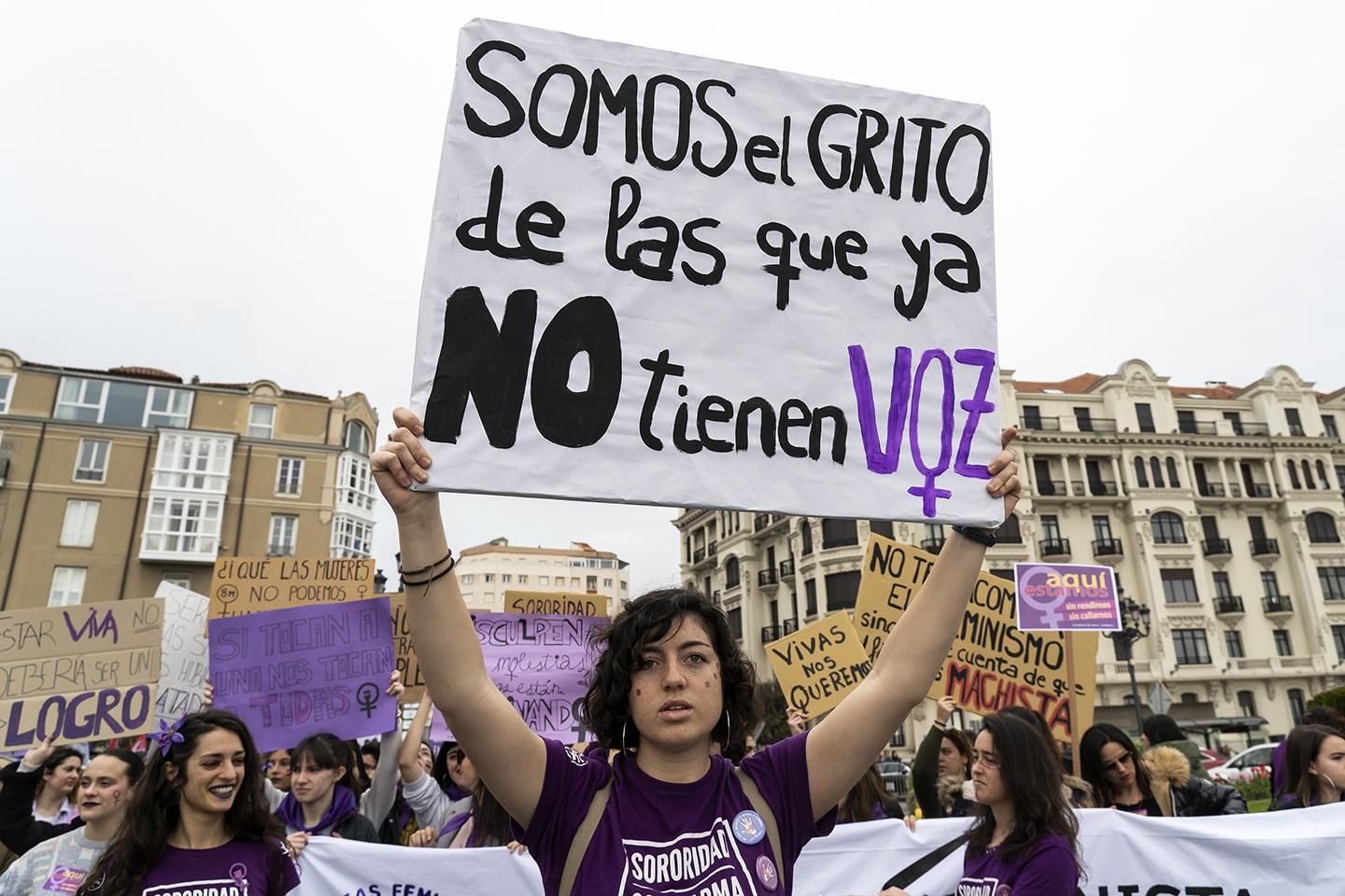 Manifestación feminista por el 8M en Santander. | JOAQUÍN GÓMEZ SASTRE