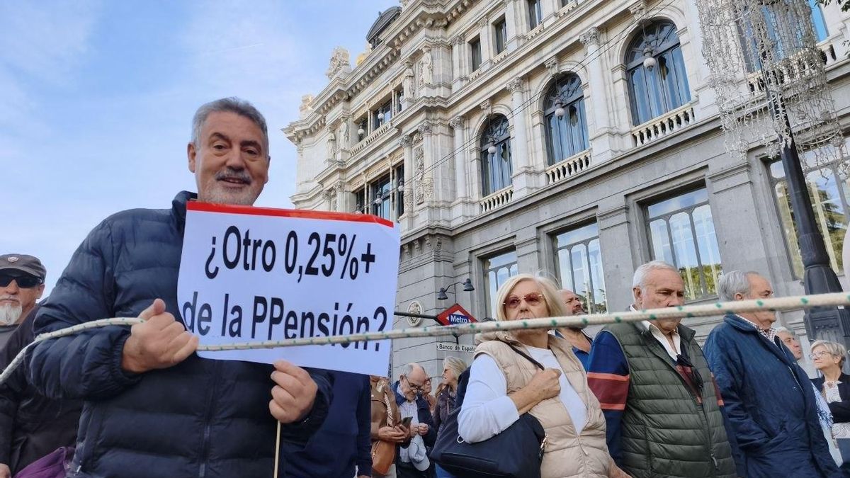 La manifestación de pensionistas ha pasado por al lado del Banco de España.