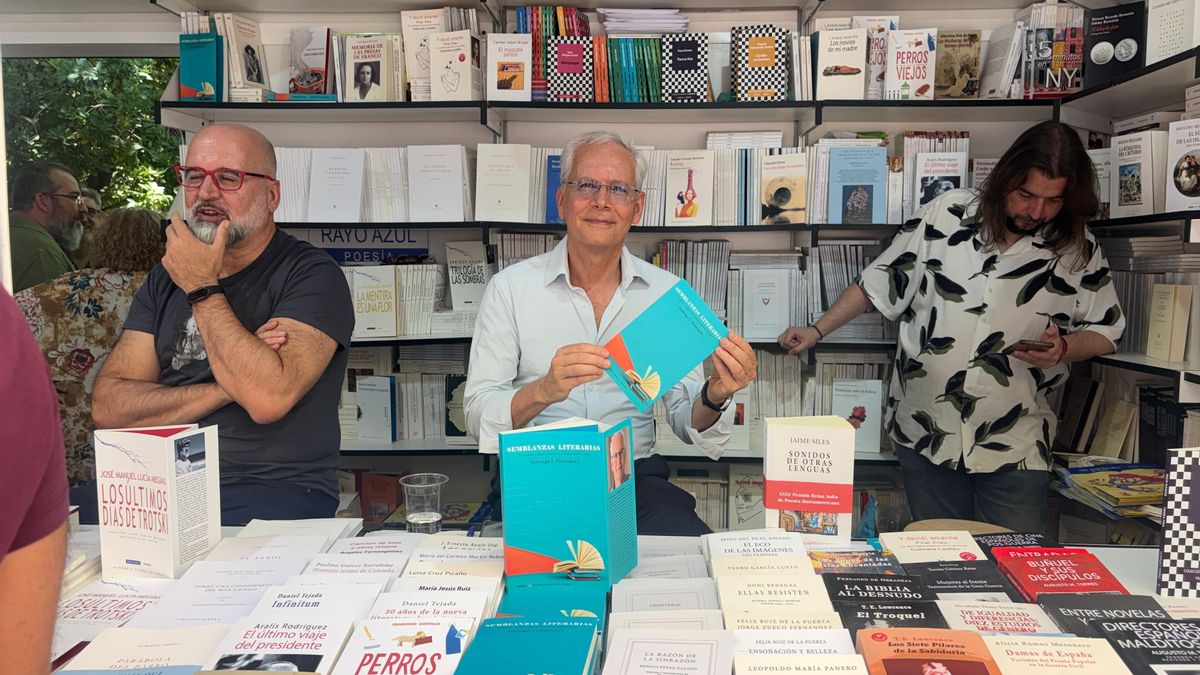 El catedrático de la Universidad de Las Palmas de Gran Canaria Santiago J. Henríquez, en la Feria de Madrid con ‘Semblanzas literarias’