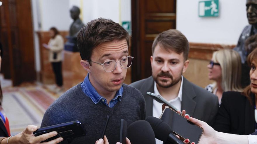 El portavoz de Sumar en el Congreso, Íñigo Errejón, atiende a los medios a su llegada al Congreso, este jueves.