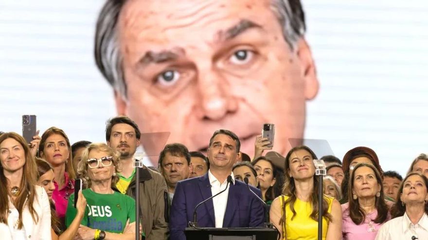 ¿Quién es Flávio Bolsonaro, el candidato que lideró la primera vuelta presidencial en Brasil?