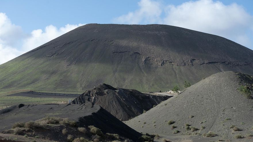 Un estudio realizado por el CSIC, la Universidad Complutense y el Instituto Volcanológico de Canarias demuestra que las rocas de algunos parajes de Lanzarote son idénticas a las que recogieron las misiones Apolo en la Luna
