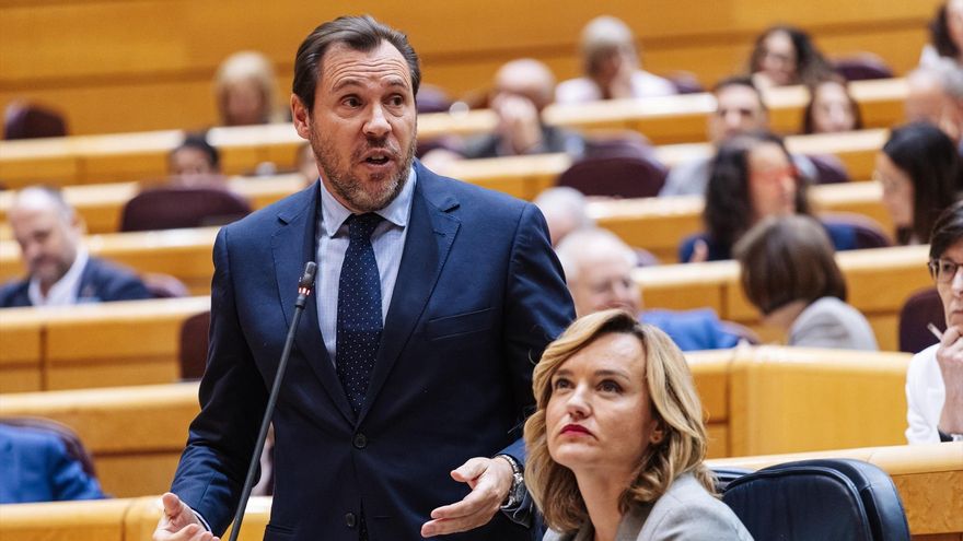 El ministro de Transportes y Movilidad Sostenible, óscar Puente, interviene durante una sesión plenaria en el Senado.