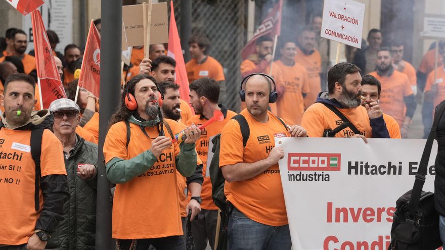 Trabajadores de Hitachi se echan a la calle para mantener sus derechos laborales ante "la dictadura de la dirección" de la empresa