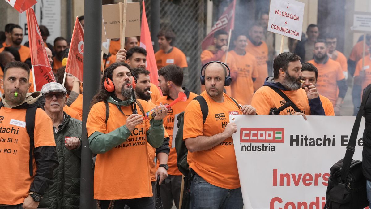 Trabajadores de Hitachi se echan a la calle para mantener sus derechos laborales ante "la dictadura de la dirección" de la empresa
