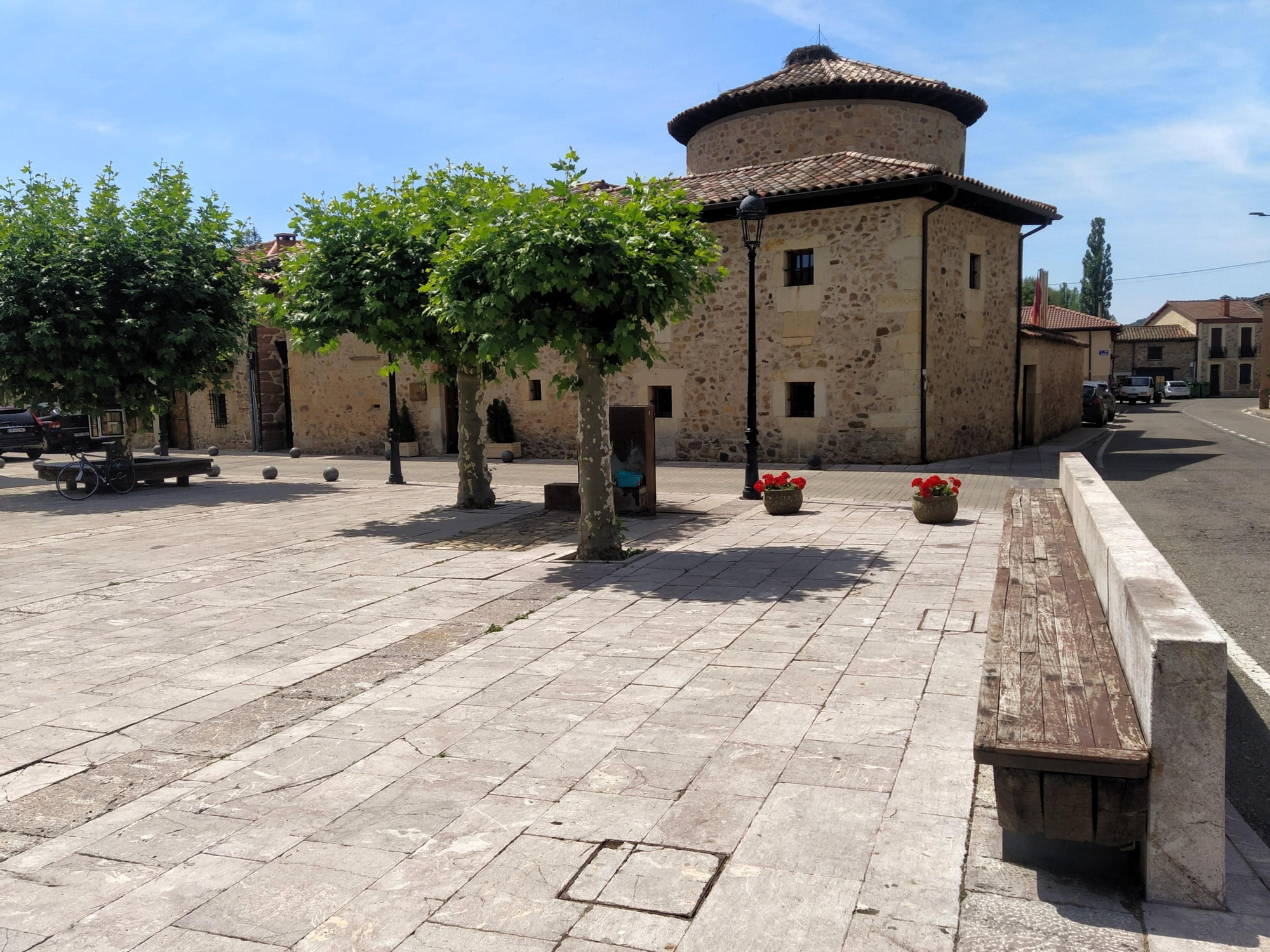 Plaza de La Vecilla con la iglesia presidiéndola.