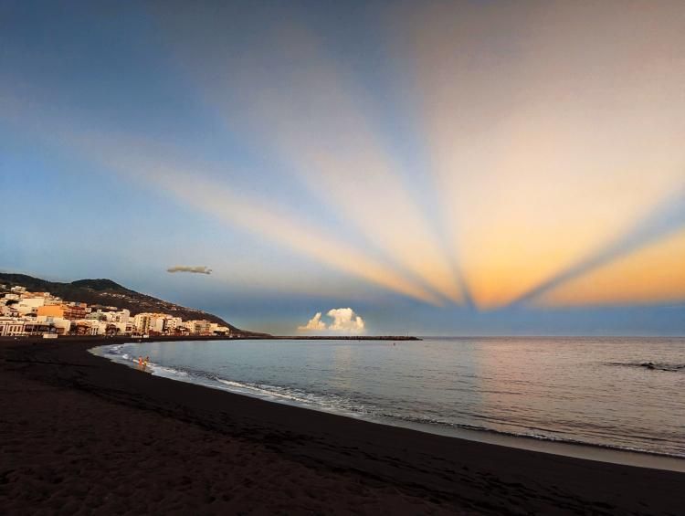 Fotografía  de los los espectaculares rayos anticrepusculares sobre la bahía de Santa Cruz de La Palma. JOSÉ F AROZENA