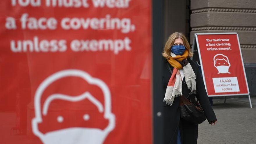 Una mujer pasea por las calles de Londres