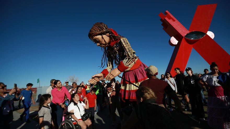 La muñeca Amal, símbolo de migrantes y refugiados, visita Ciudad Juaréz