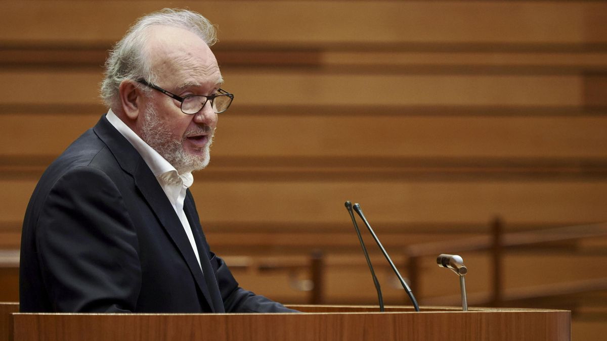 El procurador del PSOE José Francisco Martín interviene en el pleno de las Cortes de Castilla y León.