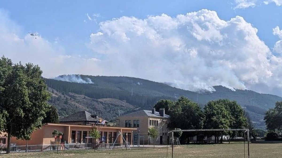 Varios frentes en el incendio forestal de Cobrana, visible desde la localidad berciana de Congosto.