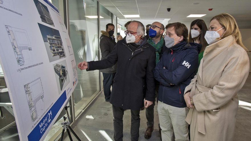Los concejales de Centro, Deportes y Obras acompañanan al alcalde Almeida en la presentación a los medios del fin de obras, a principios de 2022